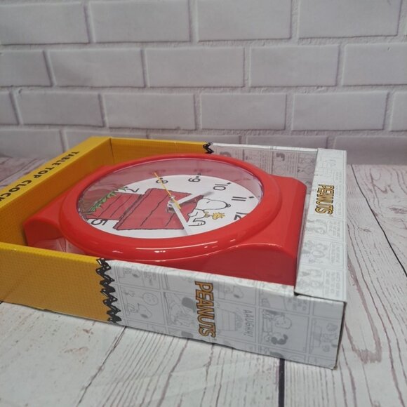 Peanuts Snoopy Tabletop Clock, 2025 Woodstock Charlie Brown Accutime - Picture 4 of 6